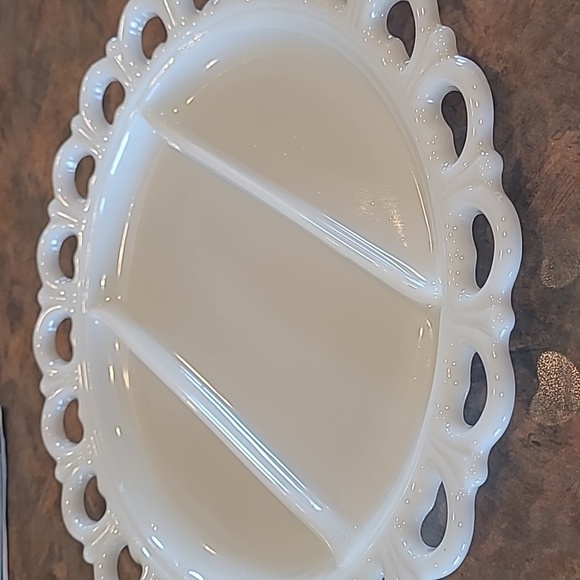 VINTAGE Milk Glass Divided Serving Platter, Scalloped Edge Heart Detail - Picture 6 of 13